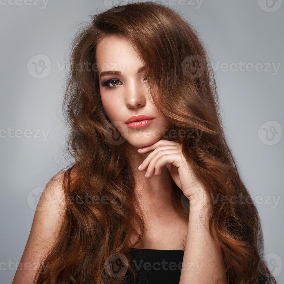 mujer con cabello largo y brillante y hermoso maquillaje foto