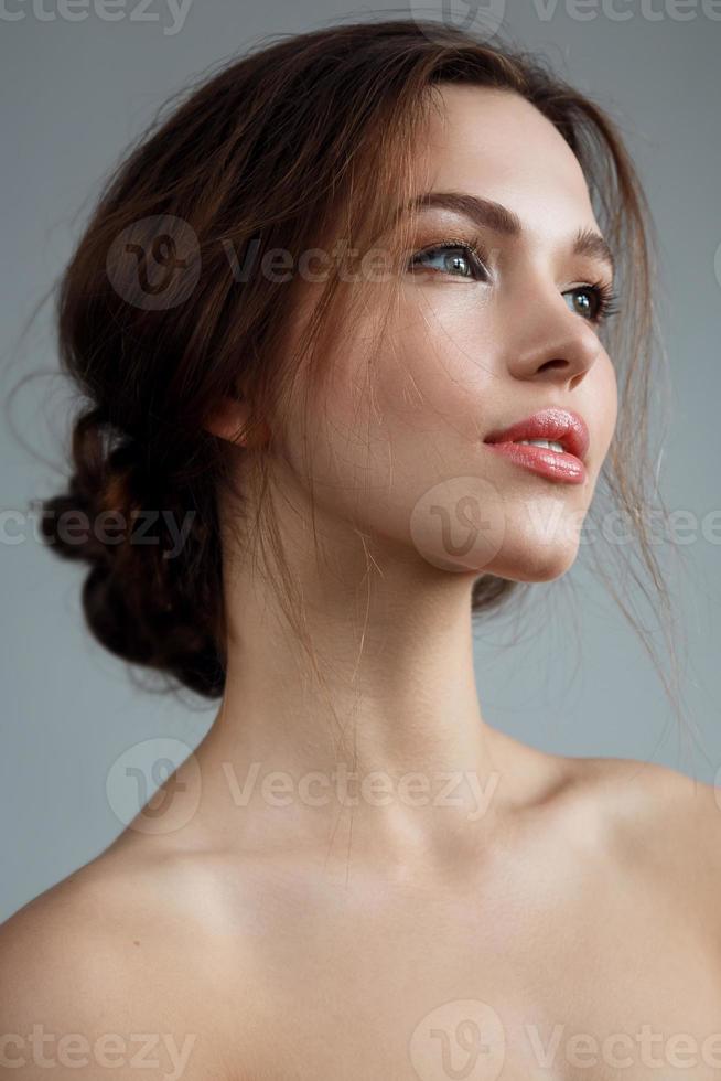 hermosa mujer con maquillaje y peinado natural foto