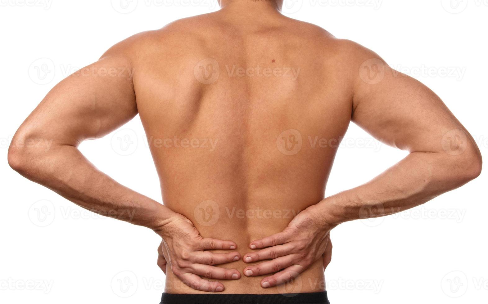 el hombre siente dolor en la parte baja de la espalda foto