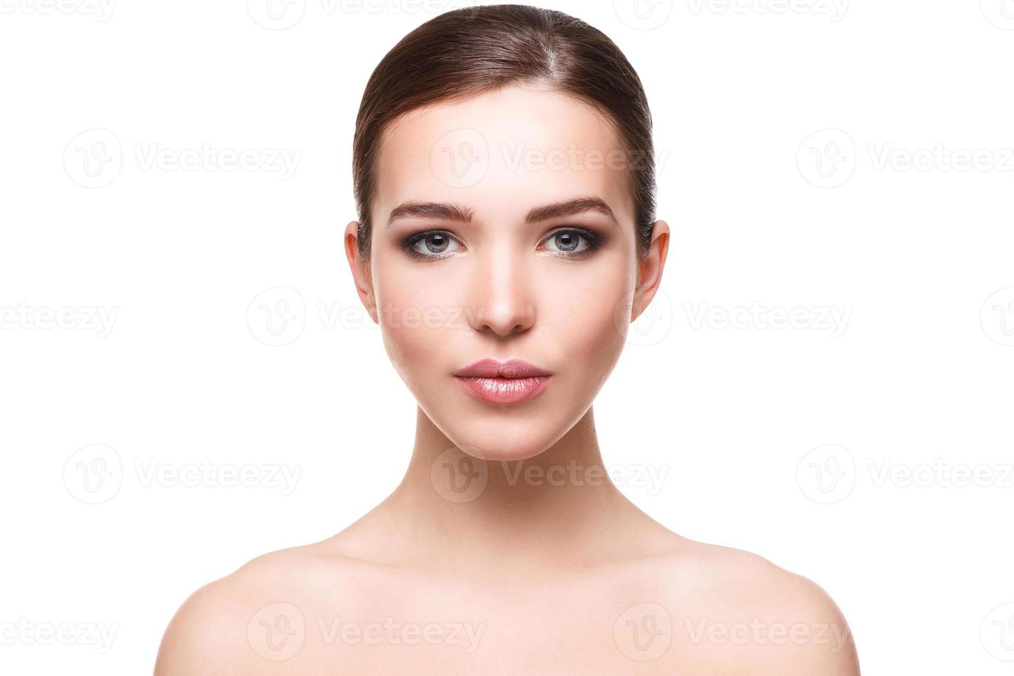 mujer con rostro hermoso sobre fondo blanco foto