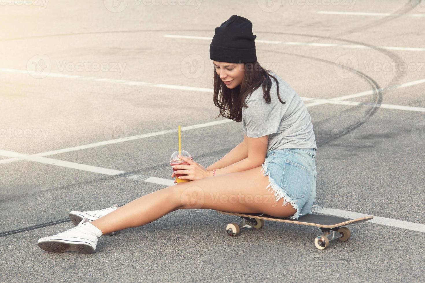 retrato de una chica hermosa con una patineta foto