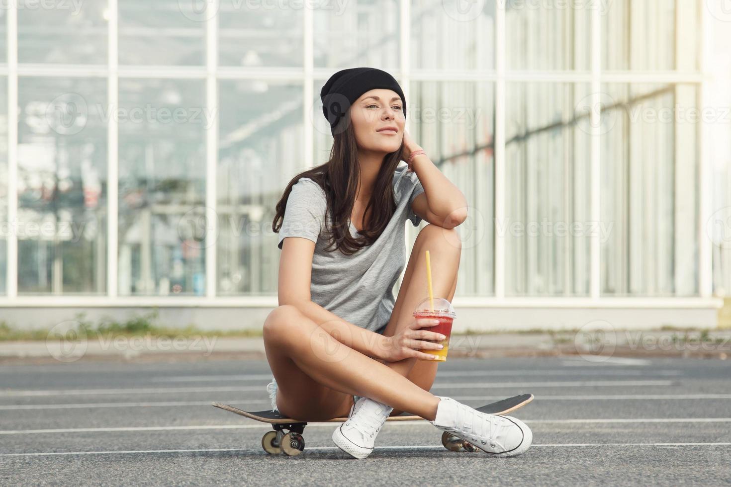 retrato de una chica hermosa con una patineta foto