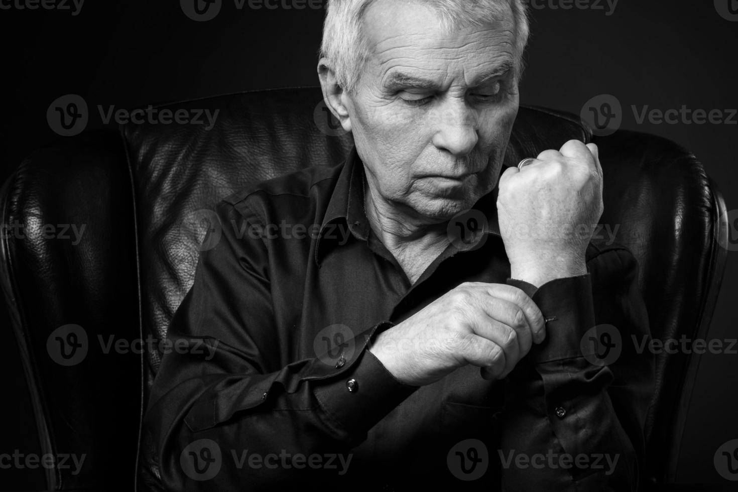 retrato monocromático de un anciano pensativo en el estudio foto