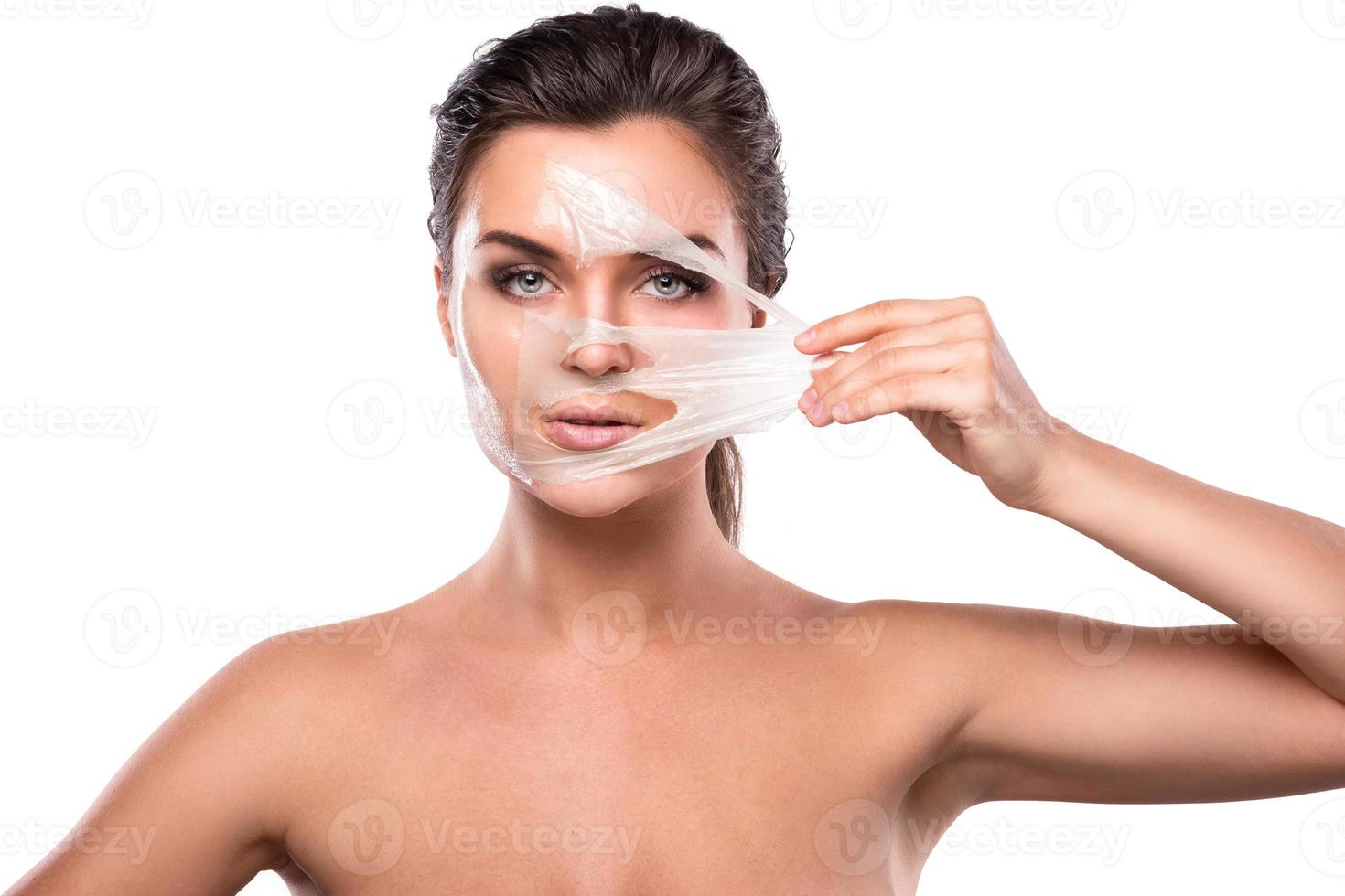 mujer joven con máscara purificadora en la cara foto
