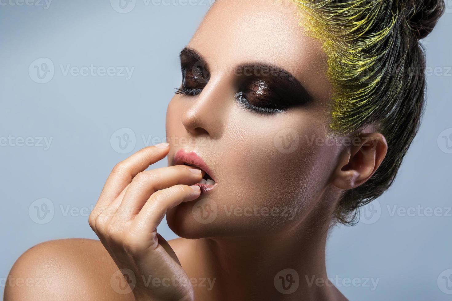 mujer con sombras de ojos mojadas y cabello amarillo foto