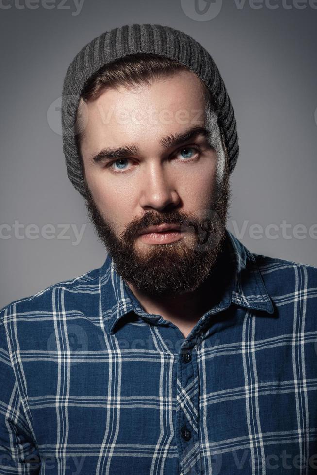 retrato de un apuesto hombre barbudo con camisa a cuadros foto