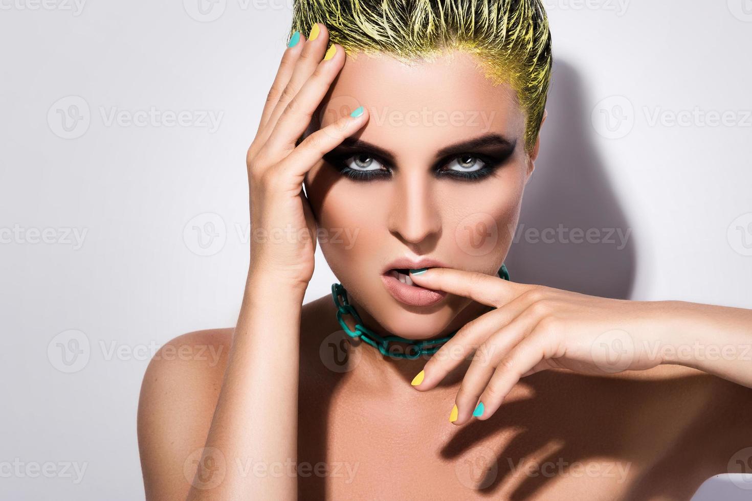 retrato de una chica elegante con el pelo amarillo foto