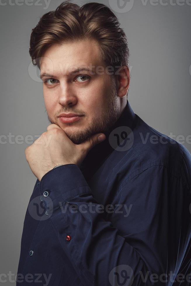 hombre con barba con pajarita en el estudio foto