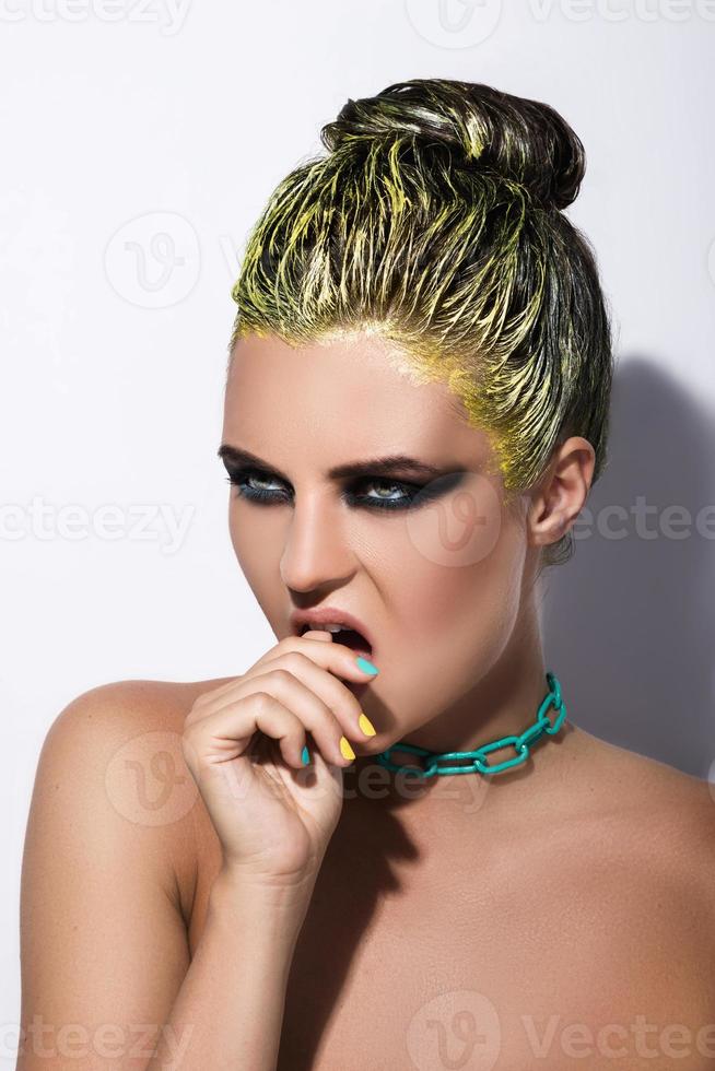 retrato de una chica elegante con el pelo amarillo foto