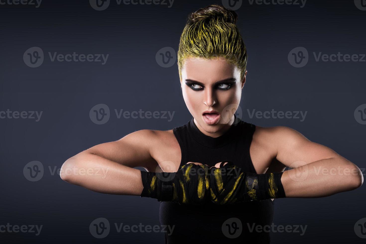 mujer luchadora de mma con cabello amarillo en estudio foto