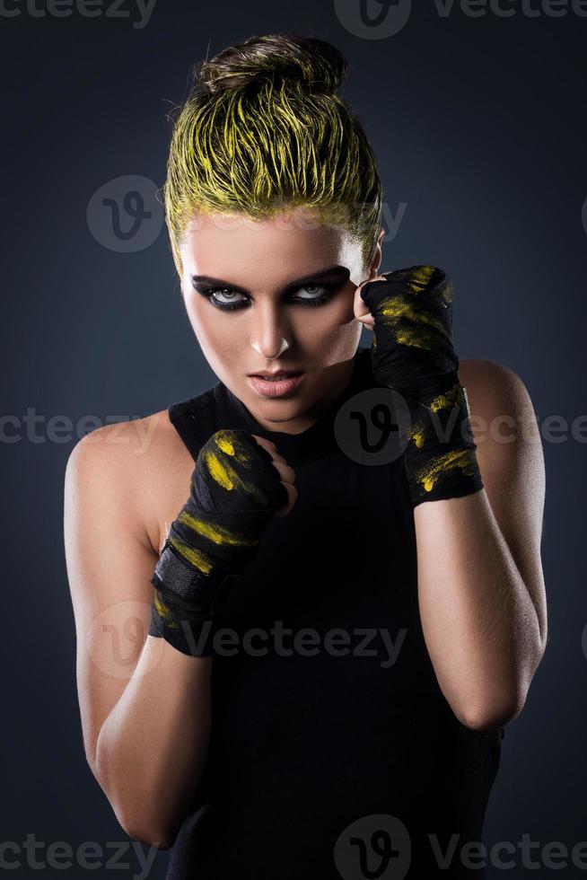 mujer luchadora de mma con cabello amarillo en estudio foto
