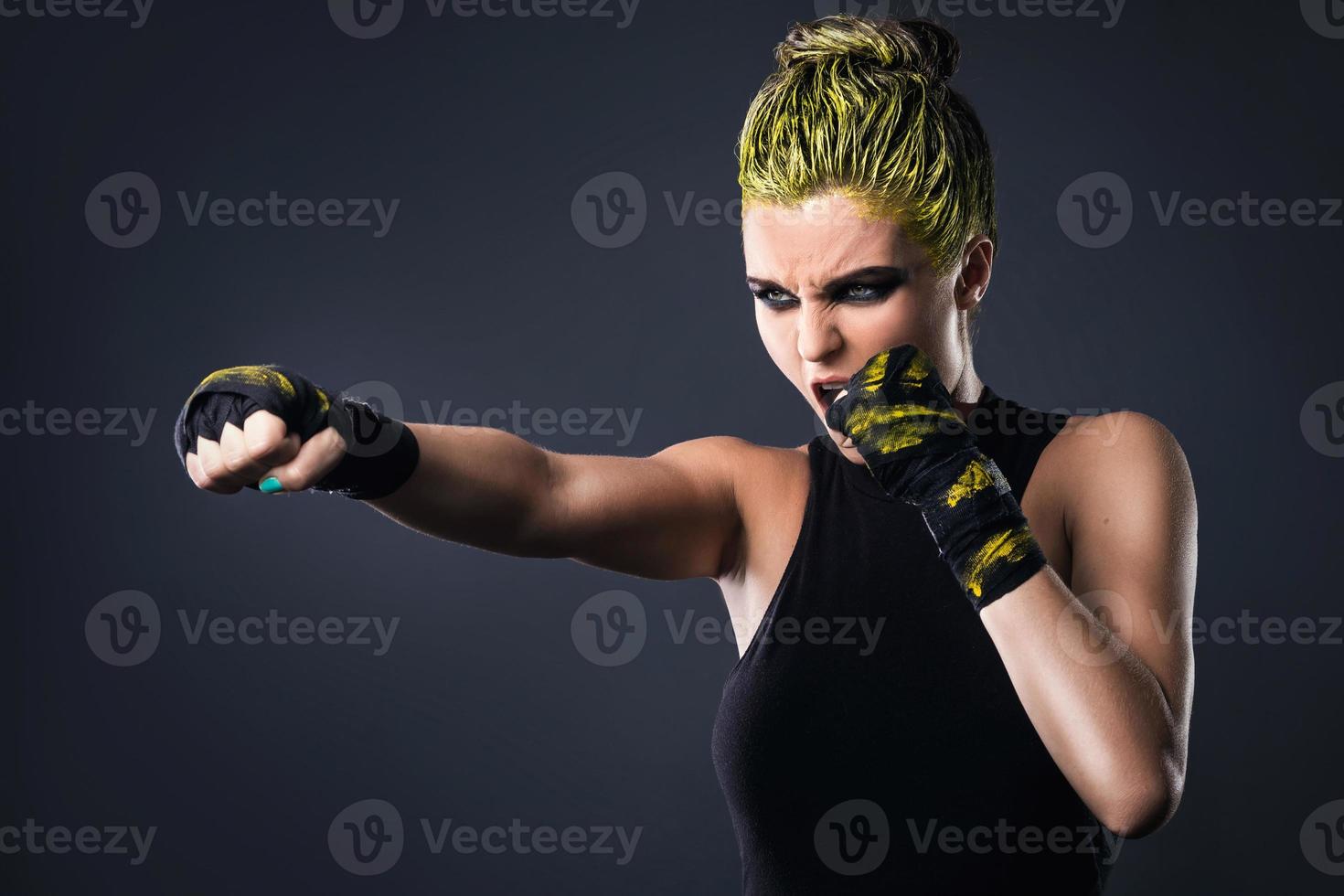 mujer luchadora de mma con cabello amarillo en estudio foto