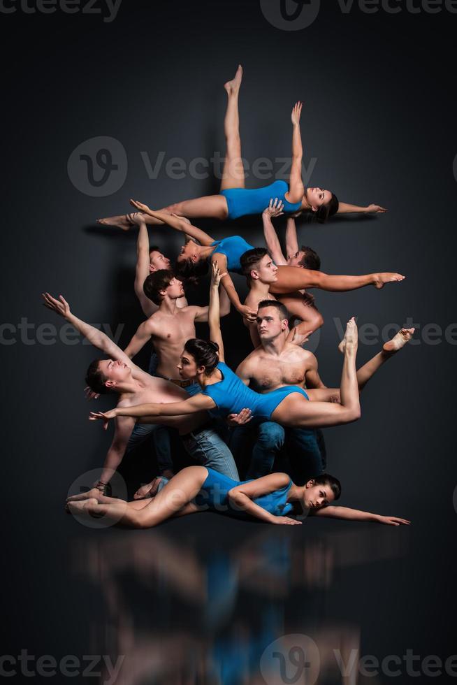 bailarines en pose deslumbrante foto