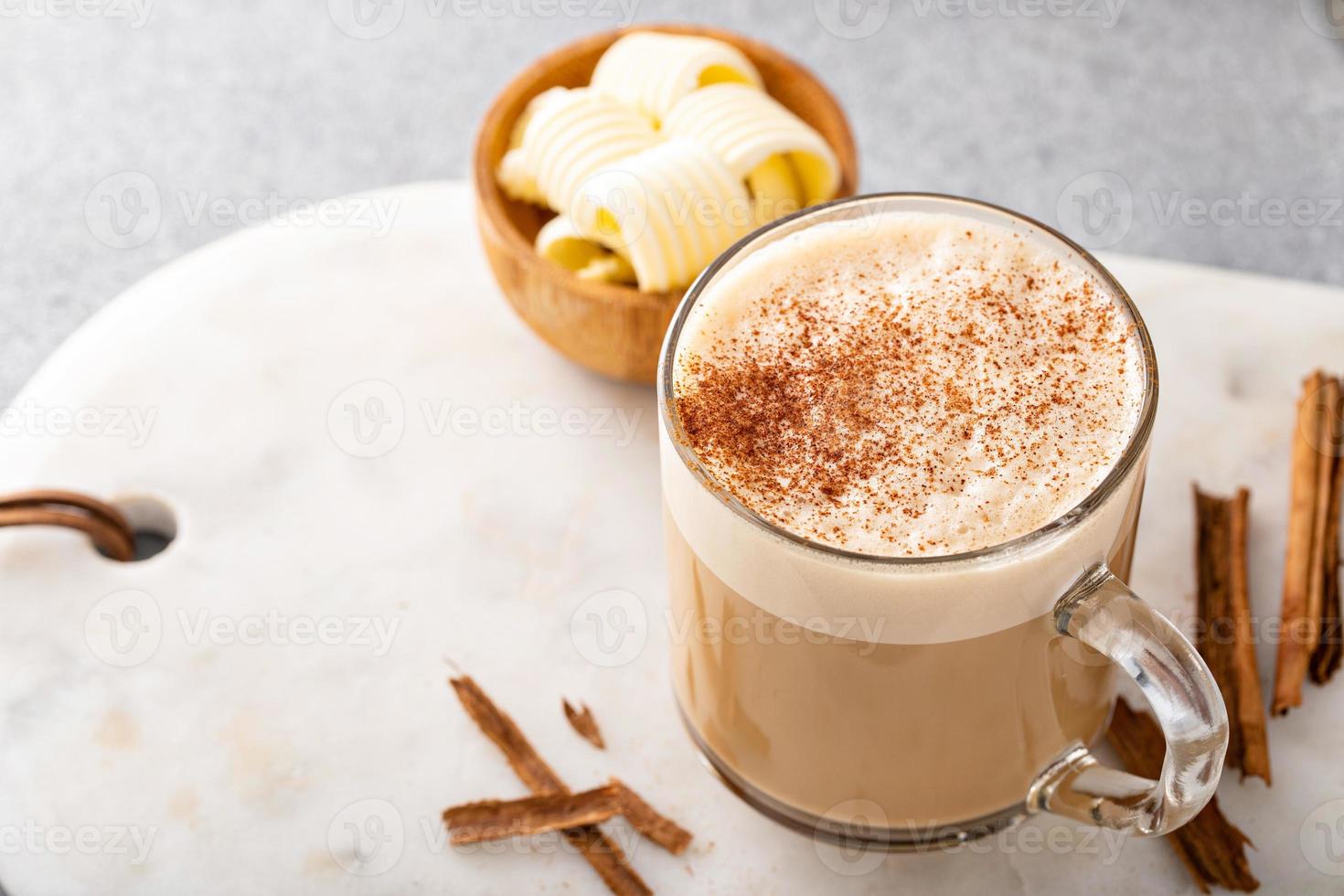 café a prueba de balas con mantequilla alimentada con pasto y aceite mct foto