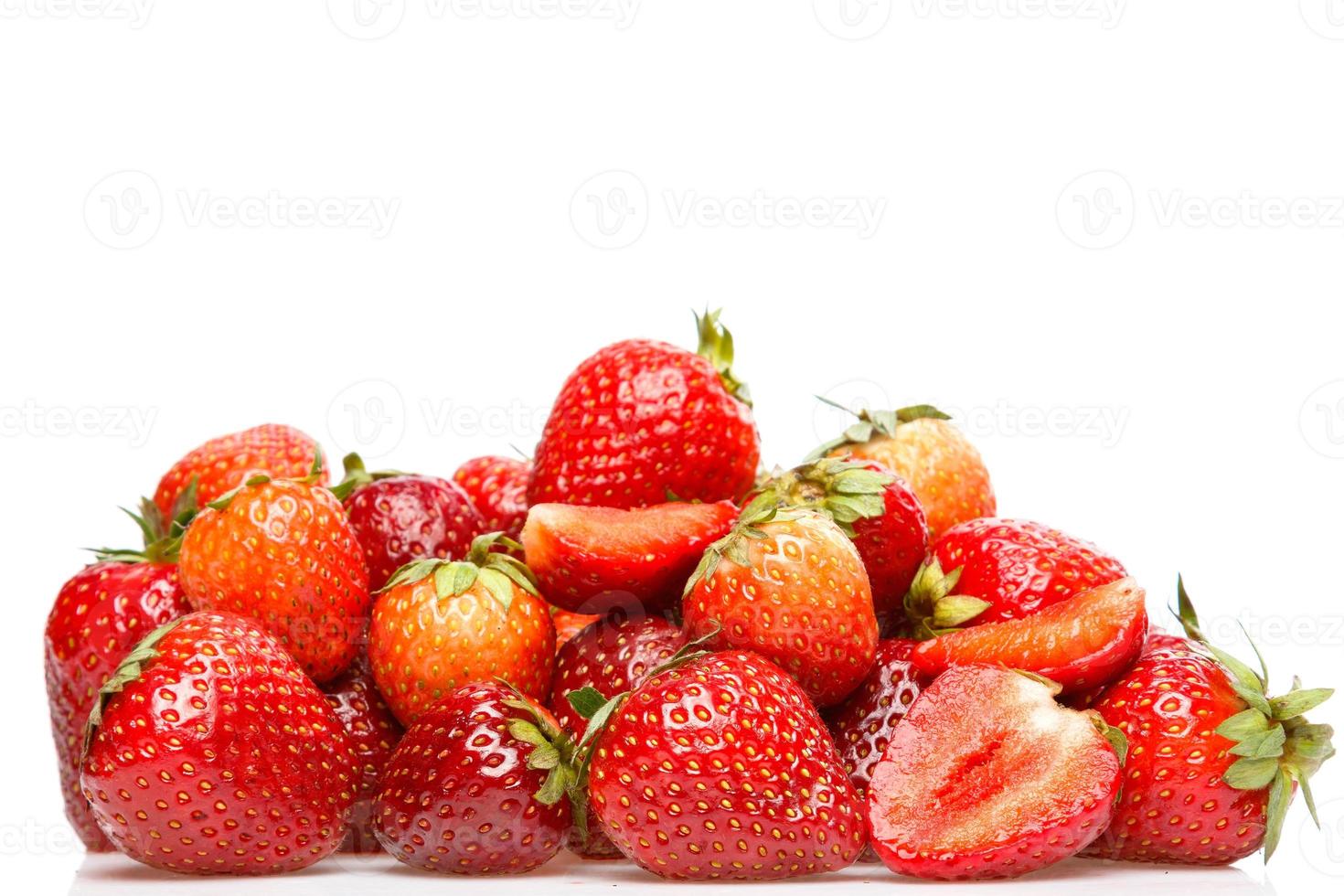 fresas maduras rojas frescas sobre fondo blanco foto