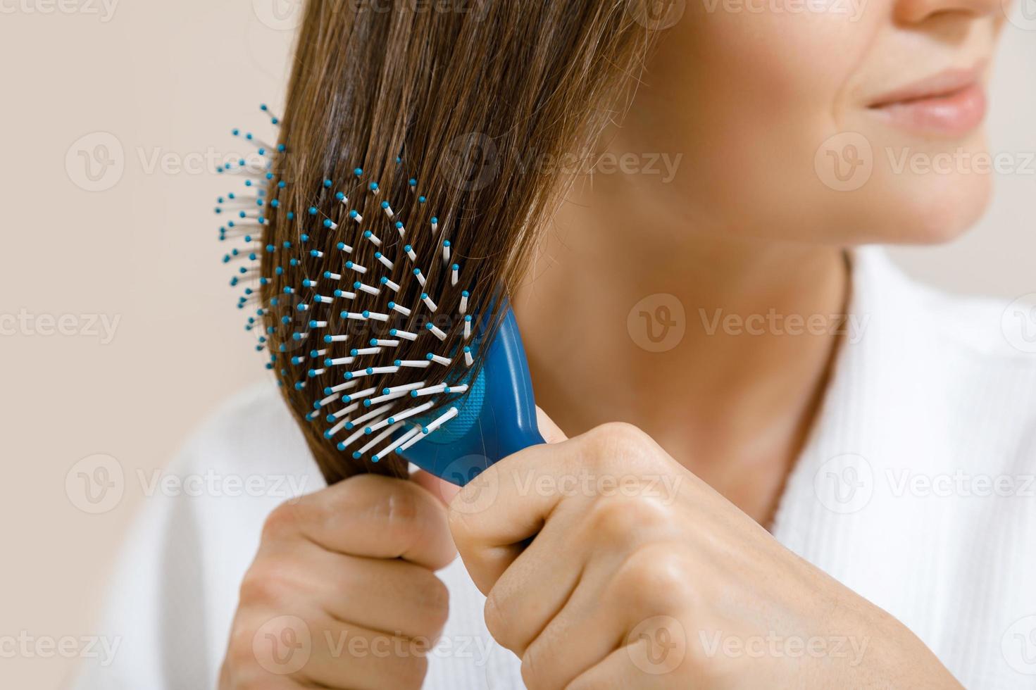 Primer plano de cabello femenino con cepillo para el cabello foto