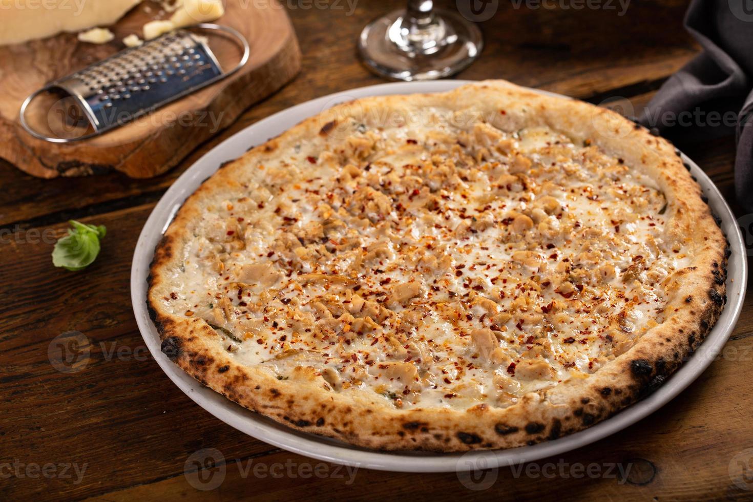 pizza de queso, almejas y hojuelas de chile, recién horneada foto