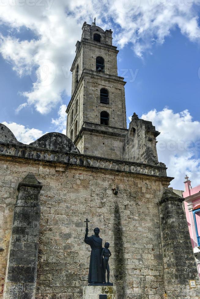 la iglesia de san francisco y su plaza adyacente en la habana vieja, un famoso hito turístico en la ciudad colonial. foto