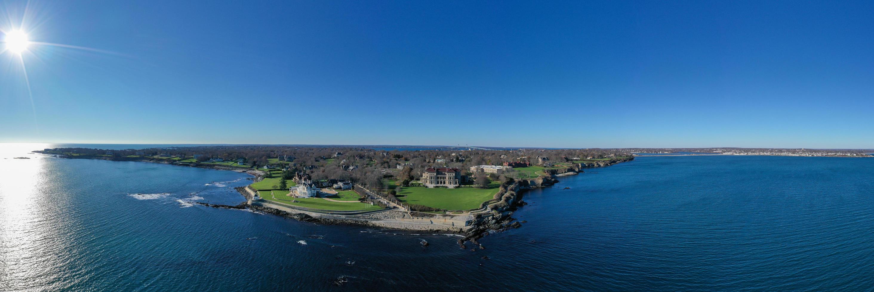 Newport, ri - 29 de noviembre de 2020 - vista aérea de los rompedores y el paseo del acantilado. the breakers es una mansión vanderbilt con estilo renacentista italiano construida en 1895 en el distrito histórico de bellevue avenue en newport, ri. foto