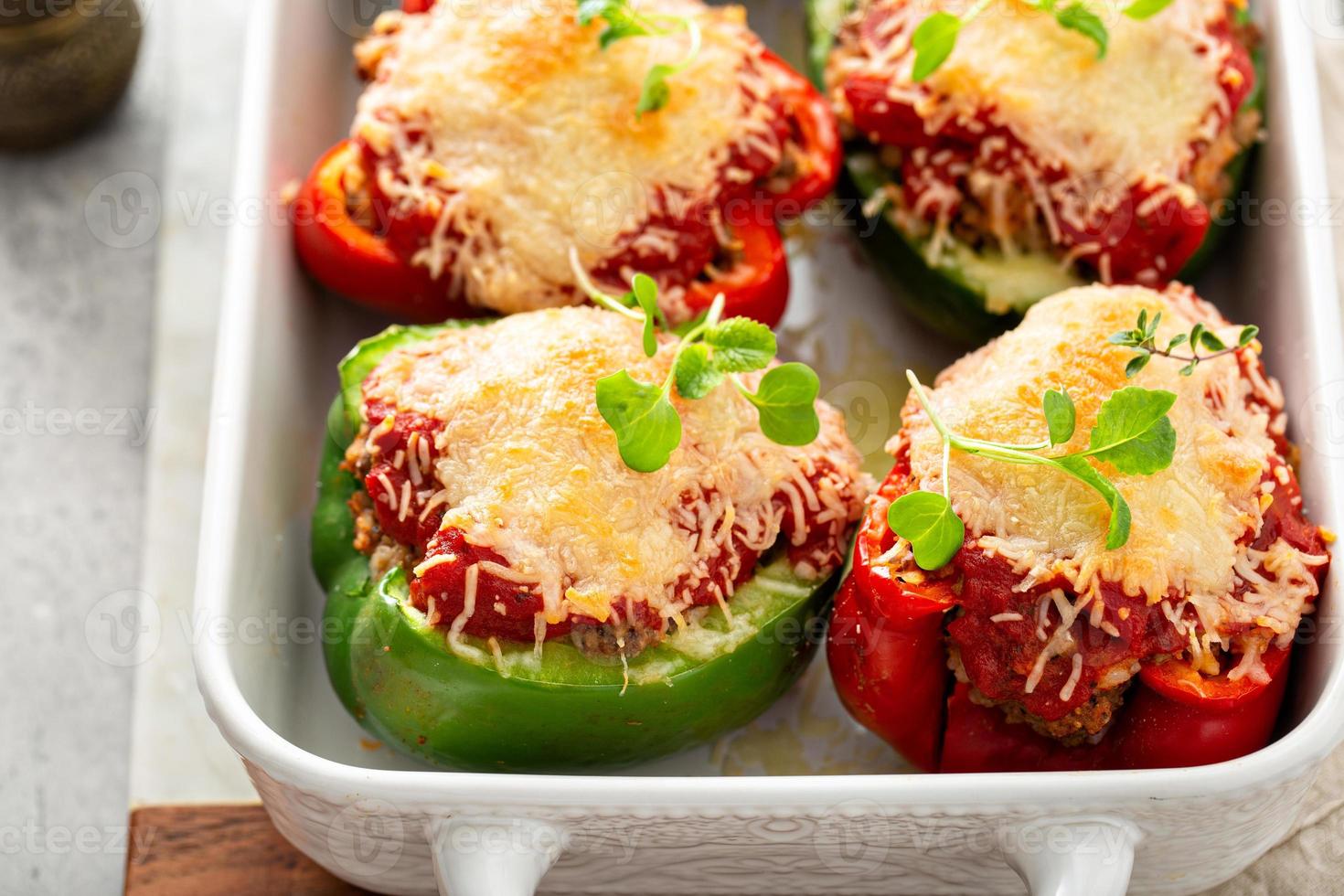 pimientos rellenos con salsa marinara y carne molida foto