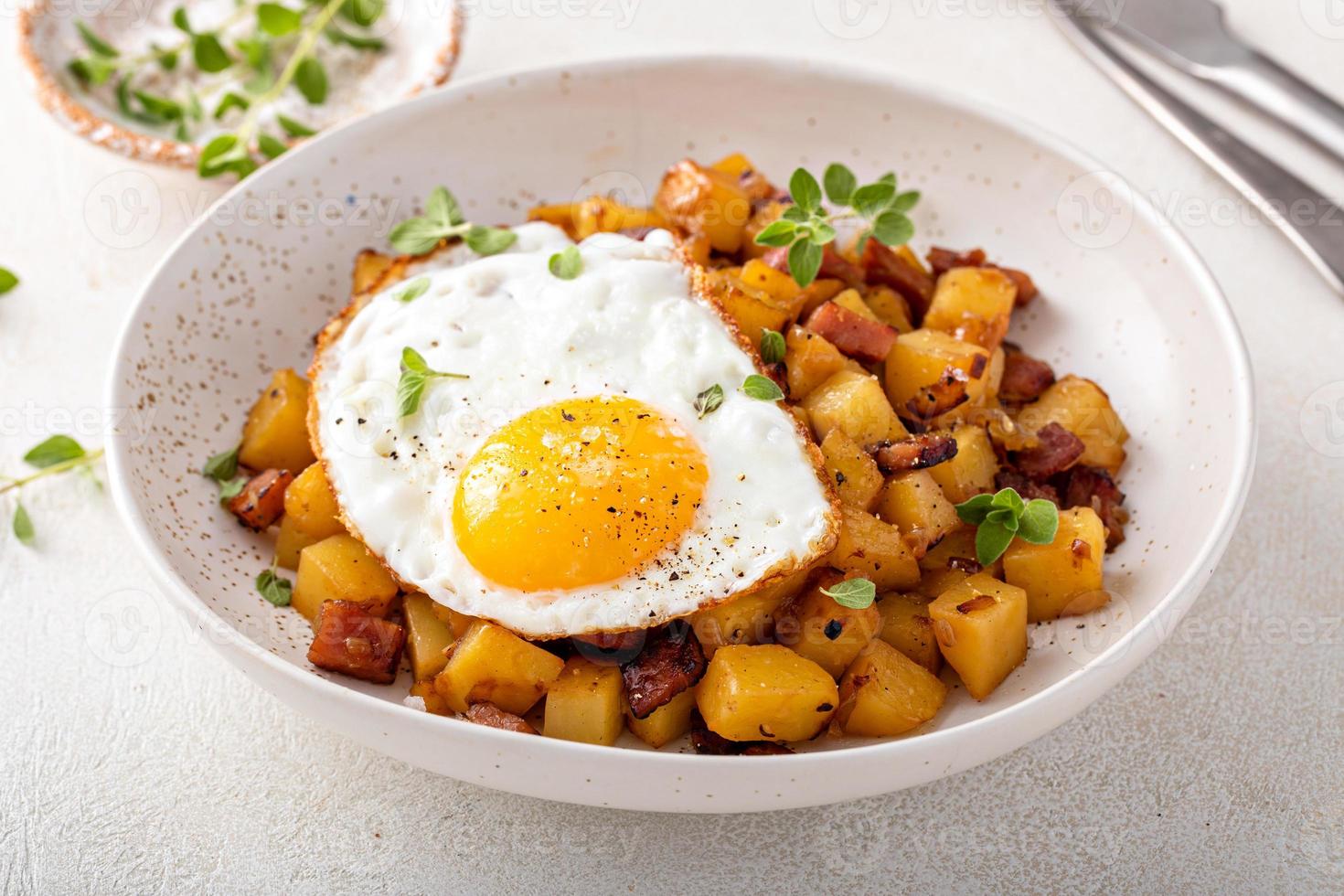 picadillo de patata, cebolla y jamón con huevo frito foto