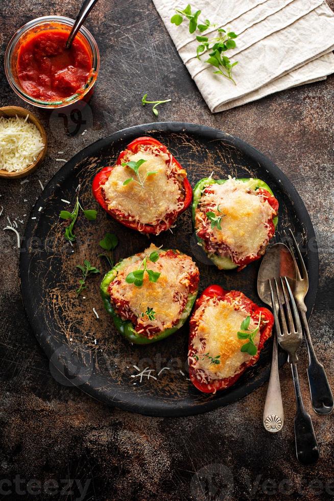 pimientos rellenos con relleno de carne molida en un plato foto