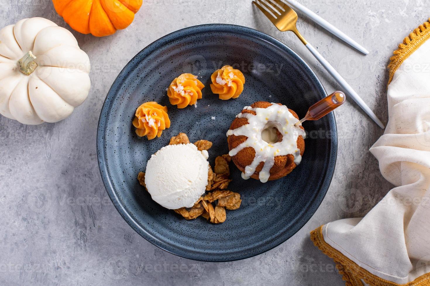 bundt cake de calabaza empapado en ron servido con helado foto