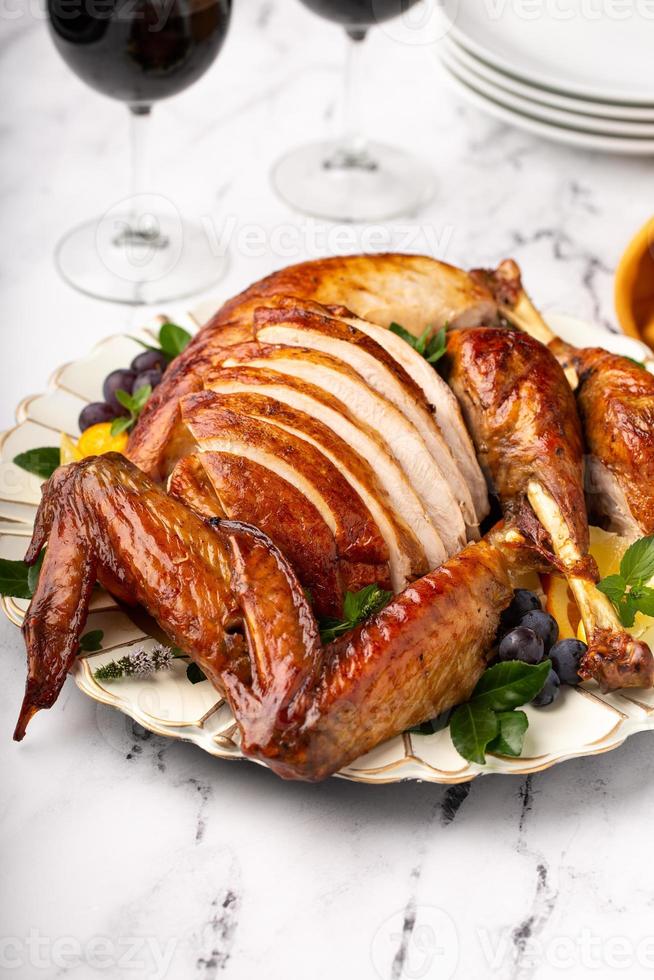 pavo asado tallado para la celebración de acción de gracias foto