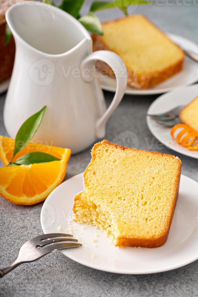 bizcocho tradicional de vainilla con extracto de naranja, bizcocho bundt foto