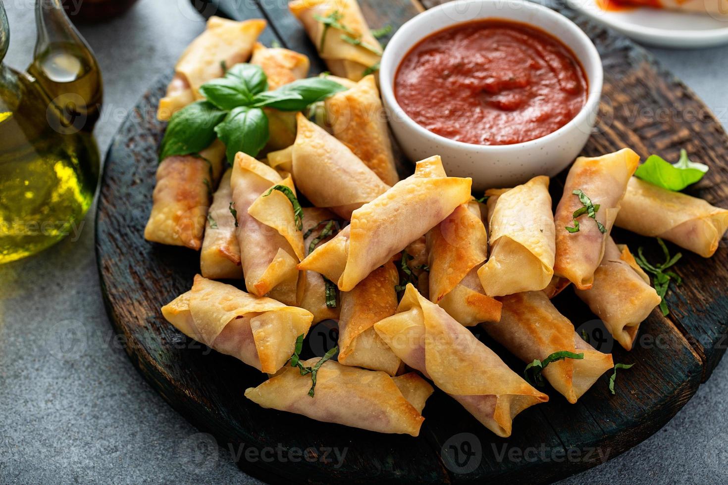 mozzarella casera y palitos de salami con marinara foto