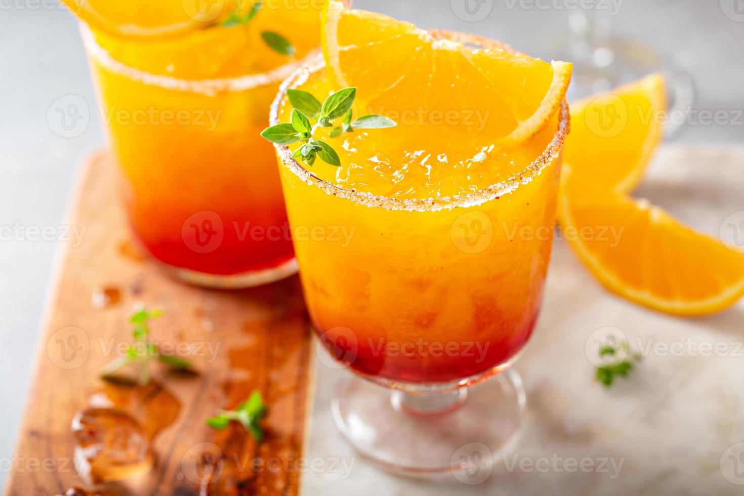 tequila sunrise cóctel margarita con hielo, bebida refrescante foto