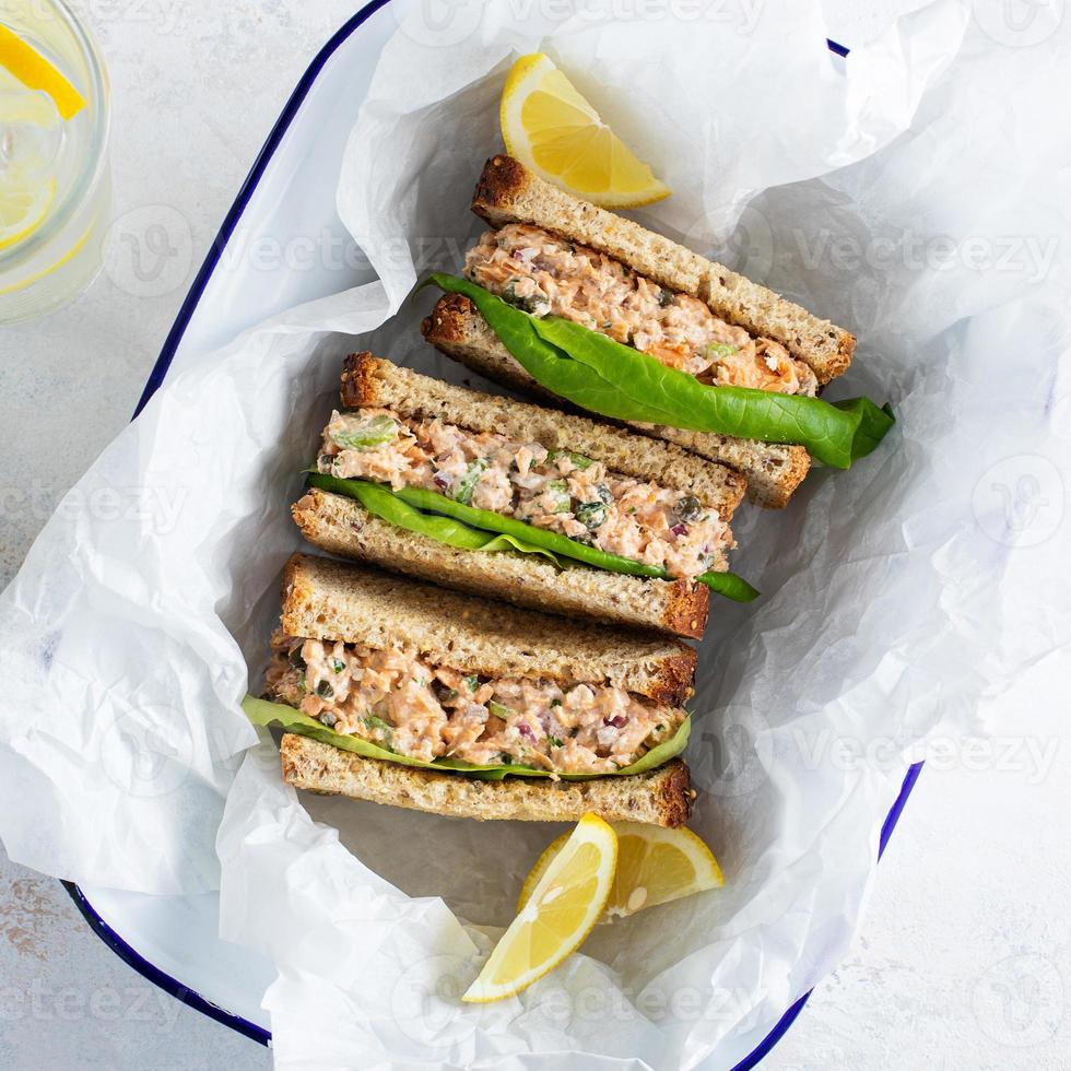 Sándwiches de ensalada de atún o salmón con apio y yogur foto