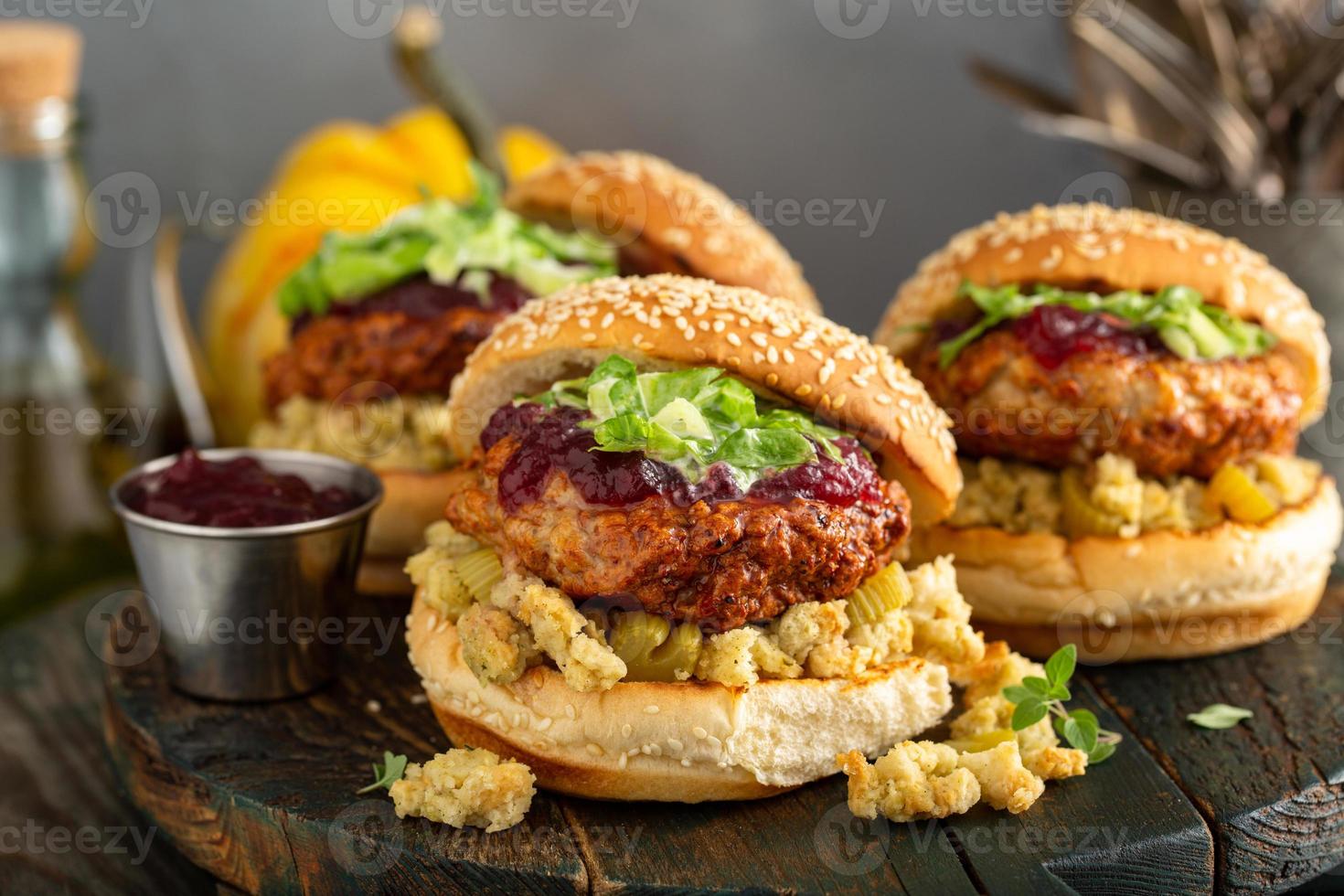 hamburguesas de pavo con relleno y salsa de arándanos foto