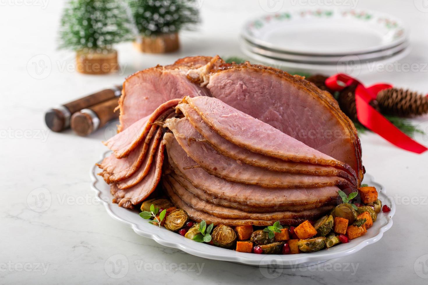 jamón espiral navideño con verduras al lado foto