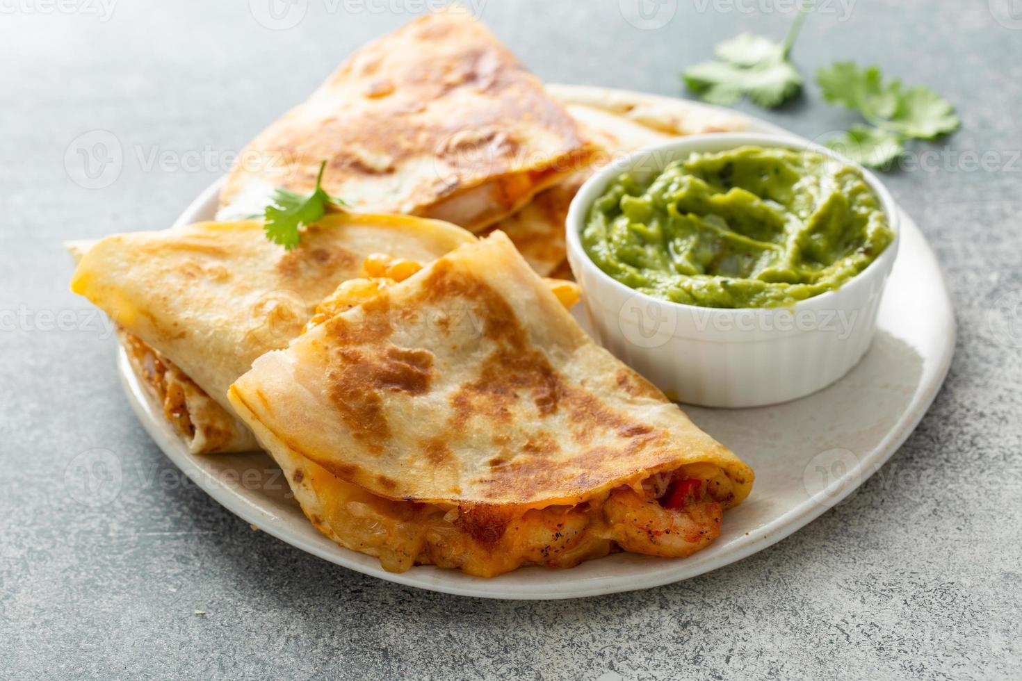quesadillas de camarones y queso servidas con guacamole 16117135 Foto