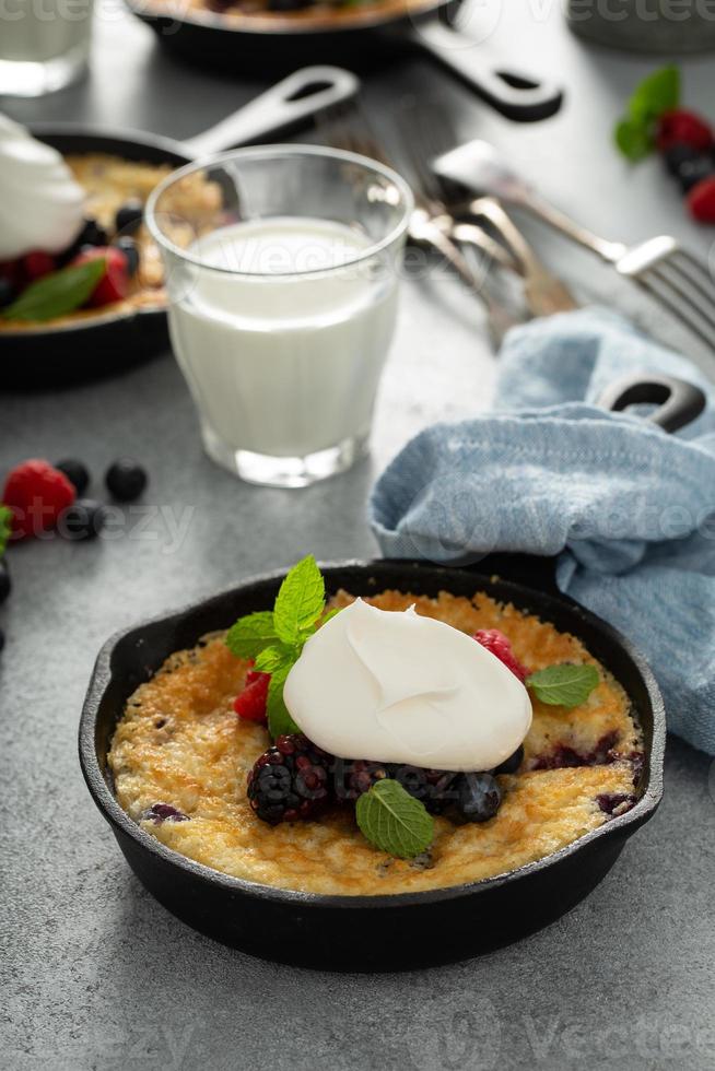 crumble de bayas horneado en sartenes pequeñas de hierro fundido foto