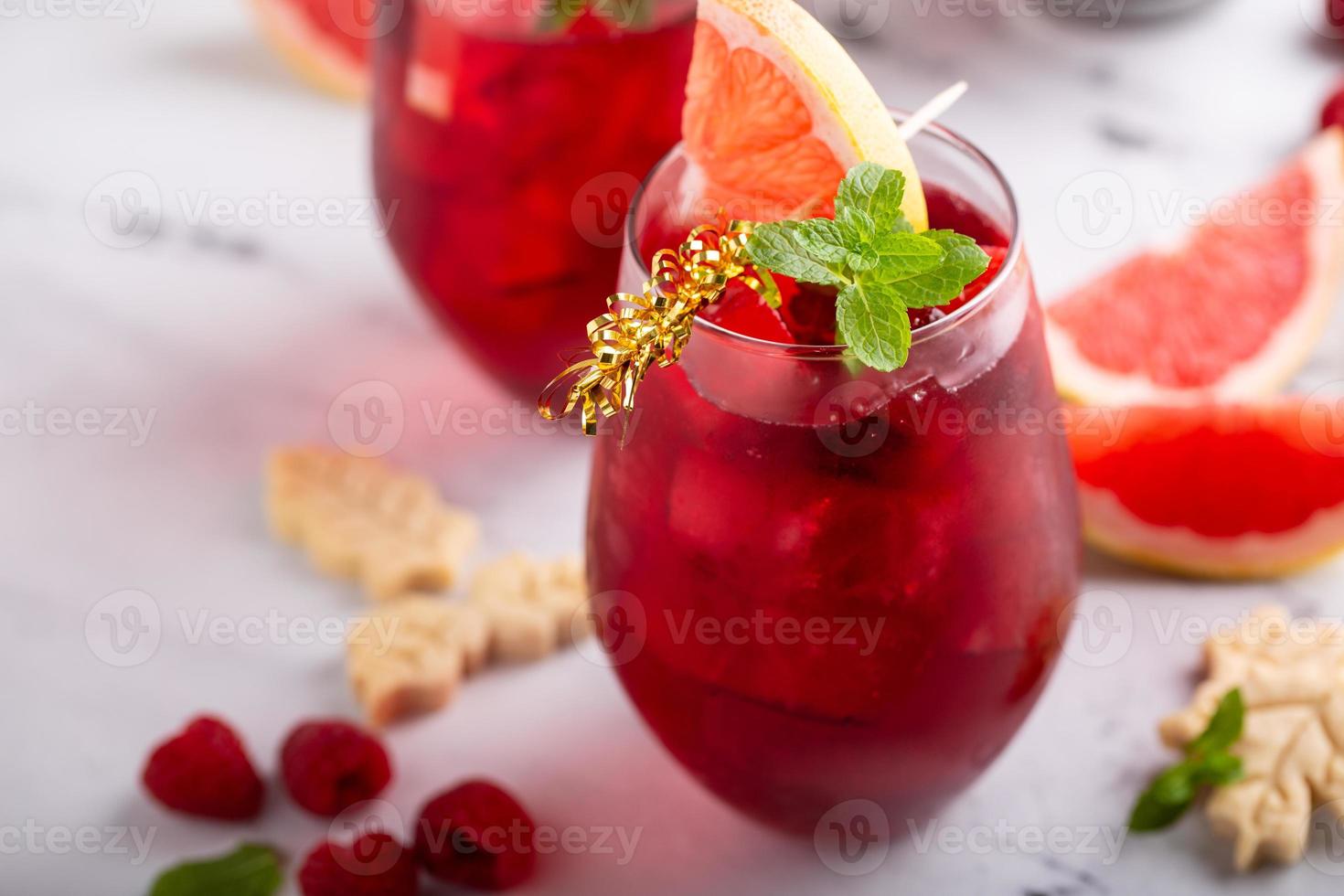 cóctel refrescante de pomelo y frambuesa con hojas de menta foto