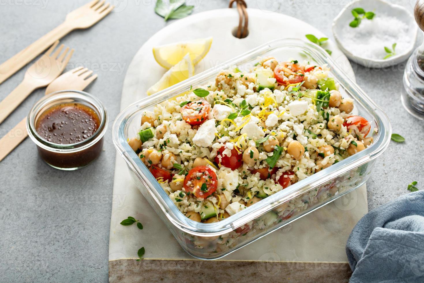 ensalada saludable baja en carbohidratos con arroz de coliflor y garbanzos foto