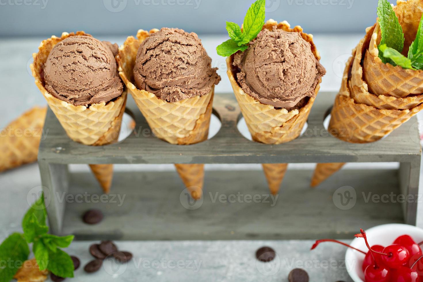 helado de chocolate en conos de gofres foto