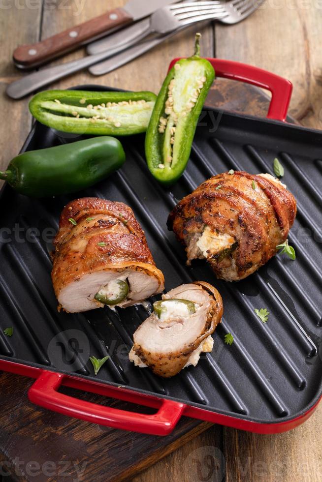 pechuga de pollo popper jalapeño envuelta con tocino foto