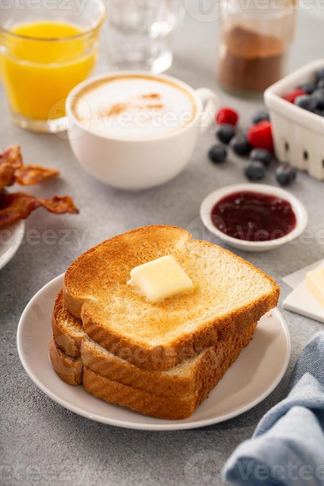 desayuno continental tradicional con tostadas foto