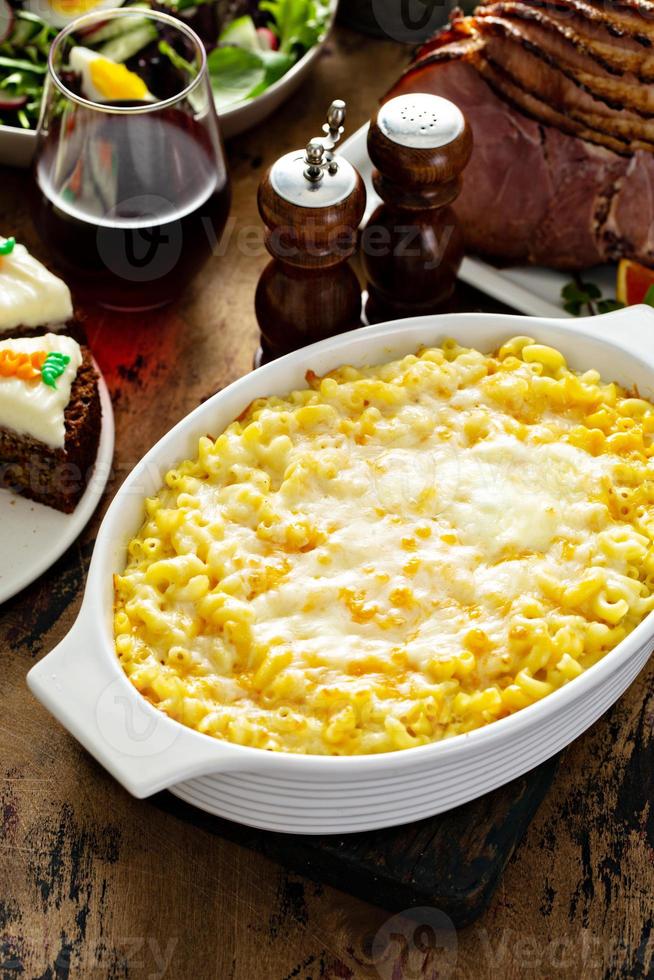 macarrones con queso en una mesa festiva de Pascua foto