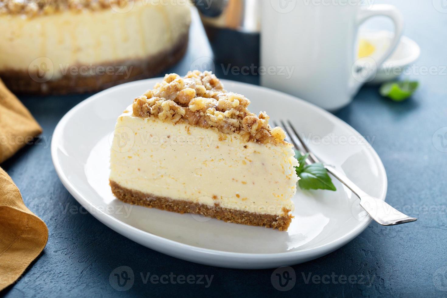 tarta de queso con nuez y caramelo foto