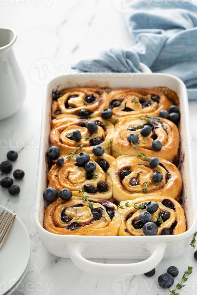 idea de desayuno de verano, rollos de canela y arándanos en una fuente para hornear foto