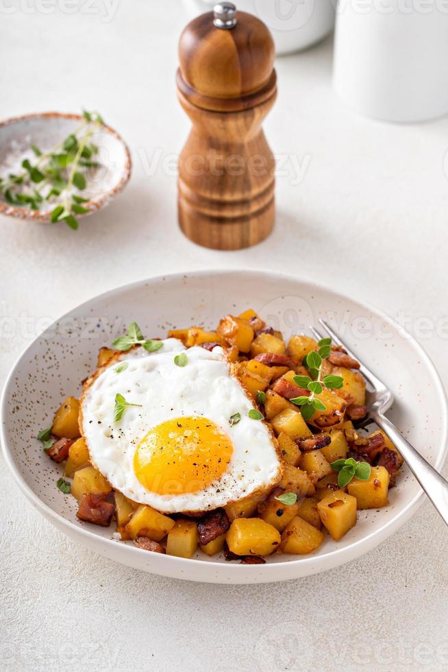 Potato, onion and ham hash topped with fried egg 16117514 Stock Photo