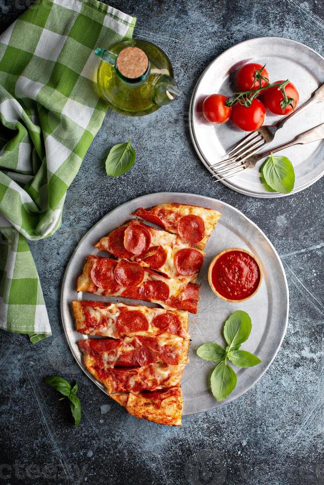 palitos de pan de pizza de pepperoni foto