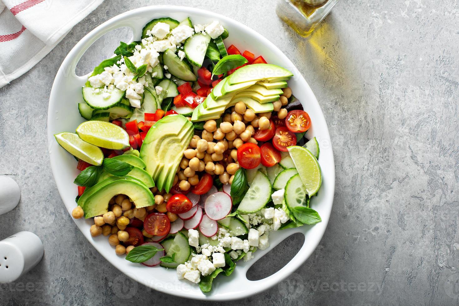 ensalada vegetariana saludable con garbanzos, aguacate y queso feta foto