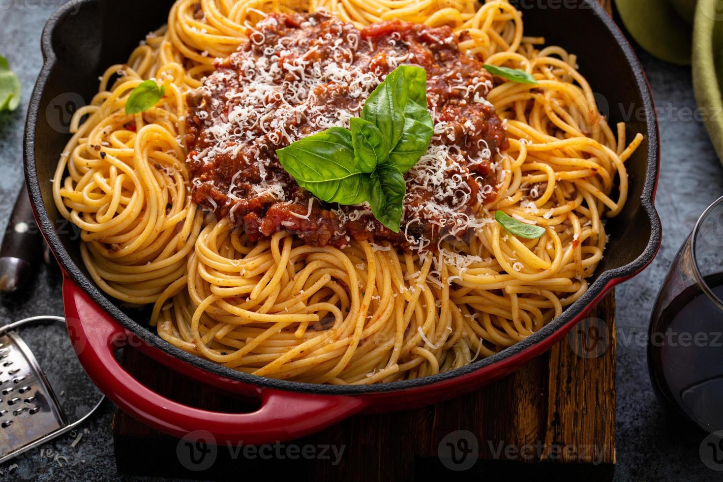 Spaghetti Bolognese in a cast iron pan 16117754 Stock Photo at Vecteezy