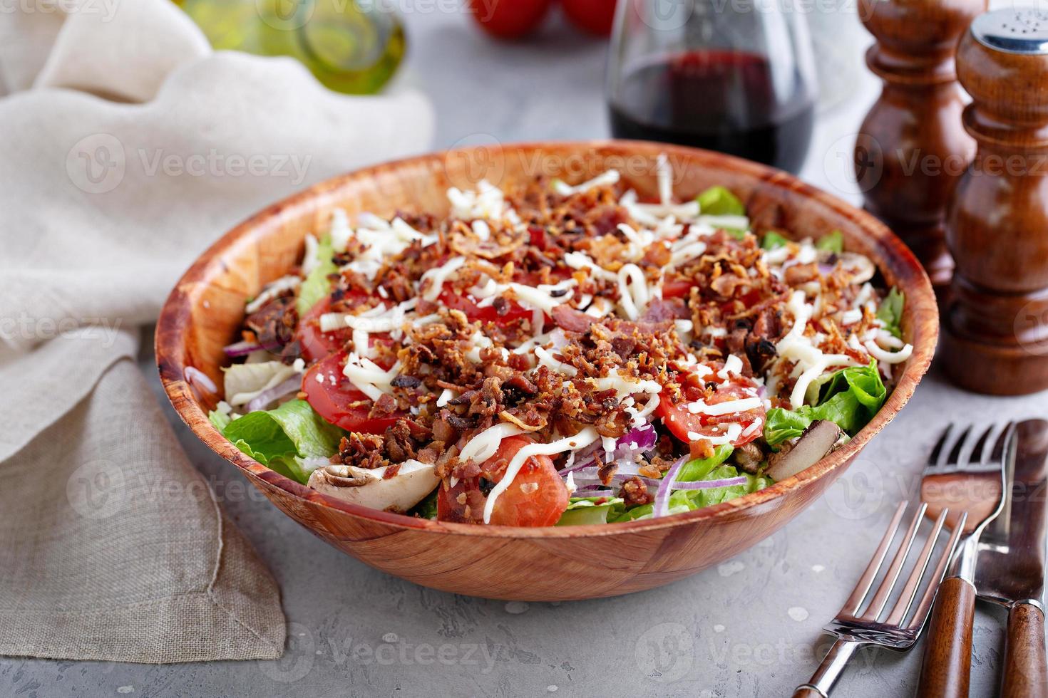 ensalada de verduras con queso y tocino foto