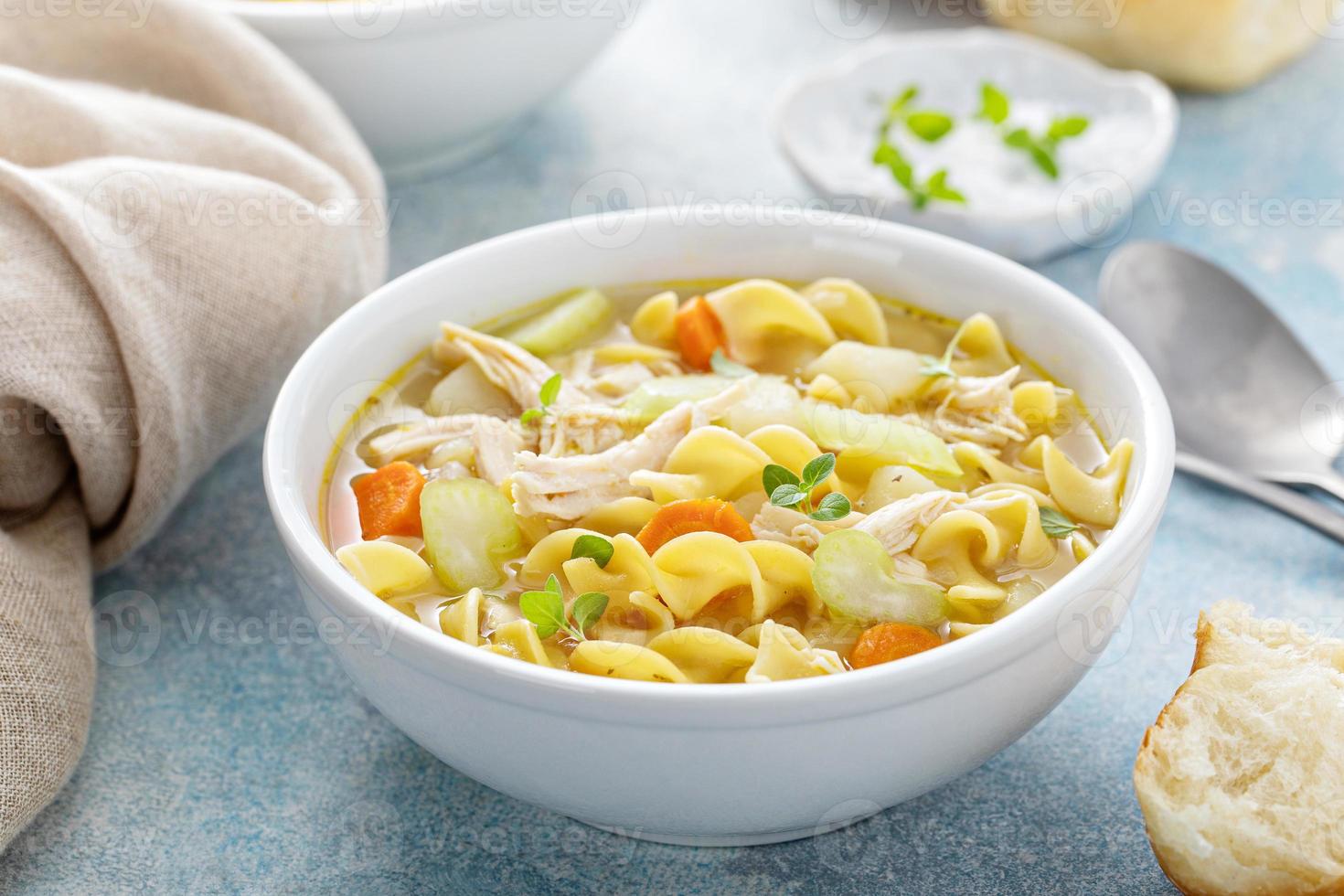 sopa tradicional de fideos con pollo y fideos de huevo foto